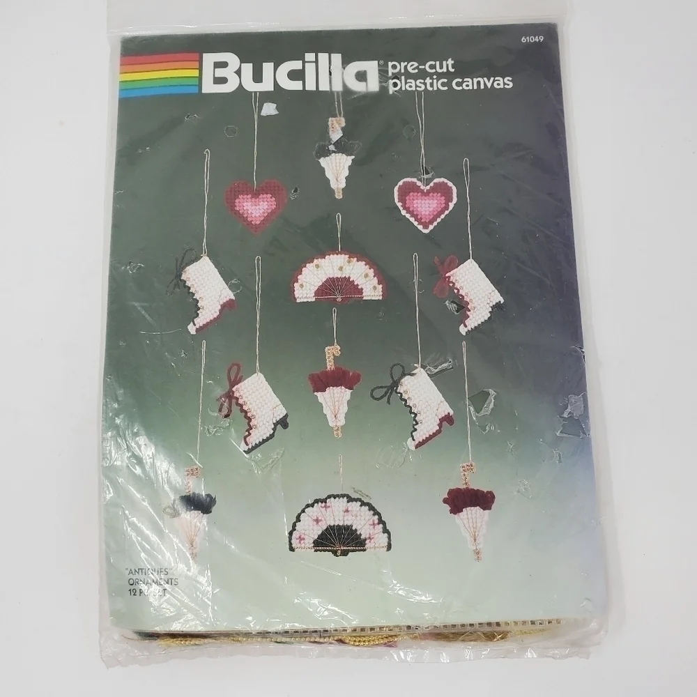 NOS BUCILLA CHRISTMAS ORNAMENT CRAFT KITS SET OF 2 PLASTIC CANVAS SANTA ANTIQUES